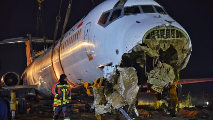 گزارش تصویری از ۲۲ ساعت تلاش بی‌وقفه برای جابجای هواپیما کاسپین در بندرماهشهر