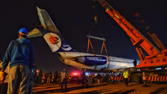 گزارش تصویری از ۲۲ ساعت تلاش بی‌وقفه برای جابجای هواپیما کاسپین در بندرماهشهر